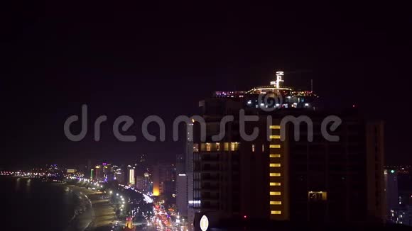 摩天大楼屋顶上的聚光灯在夜空中闪耀视频的预览图