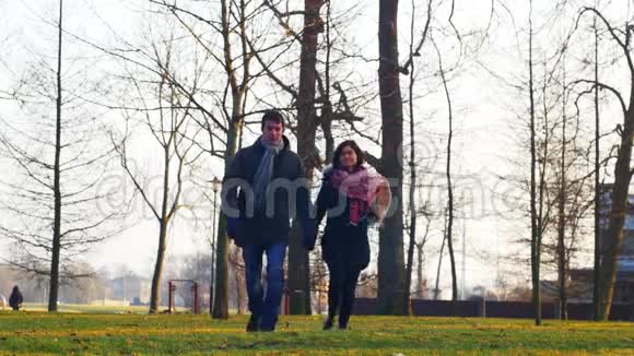 浪漫的年轻快乐的白种人夫妇在公园里玩得很开心视频的预览图