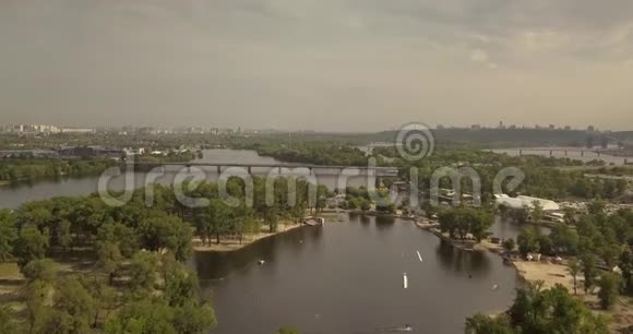 空中观景台飞过美丽的湖面晴天空中摄影机拍摄视频的预览图