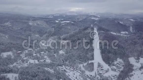 从雪山的无人机中观看视频的预览图