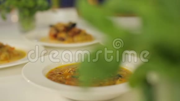 介绍美味的自制汤和李子和蔬菜炖肉视频的预览图