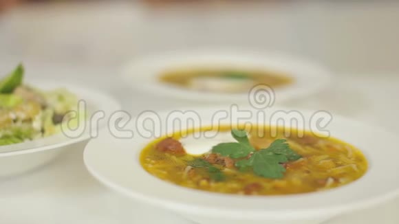 一盘肉汤和一份清淡的北京白菜夏季沙拉多利摄像机视频的预览图