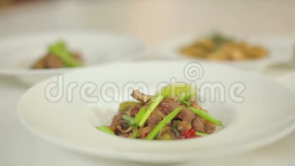 介绍一顿美味的晚餐利索托意大利面和蔬菜炖猪肉视频的预览图