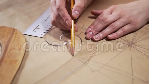 工程师用铅笔在纸上画裁缝为海装做图案建筑师正在画视频的预览图