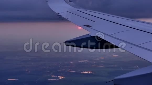 红色夕阳窗飞机视频的预览图