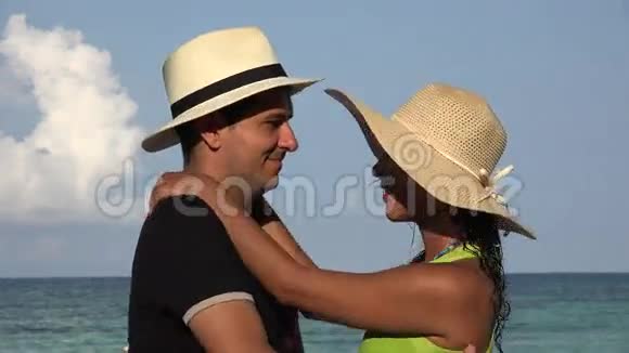 青年旅游夫妇暑假跳舞视频的预览图