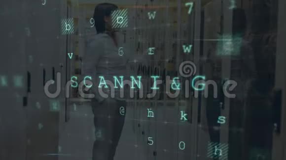 妇女站在电脑服务器室警告信息出现在前台视频的预览图