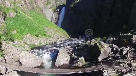 神奇的4k空中无人机观景大瀑布在阳光明媚的彩虹天的河流溪流石山景观视频的预览图