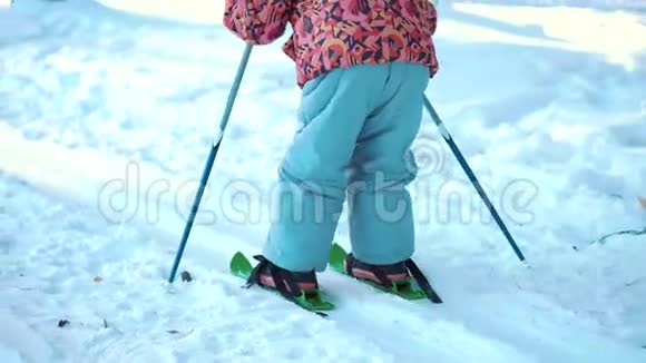 小女孩正在学习越野滑雪视频的预览图