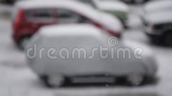 雪落在汽车停车场上视频的预览图