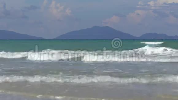 波浪慢慢地溅在沙子上海滩日落宁静的田园诗般的海上日落景象视频的预览图