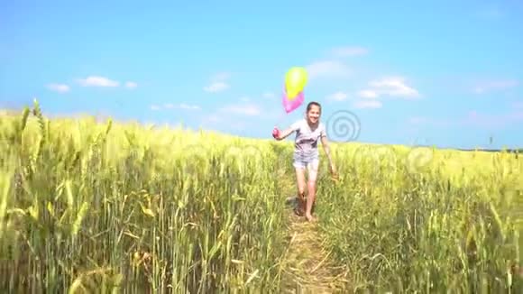 快乐少女与气球在野外玩得开心视频的预览图