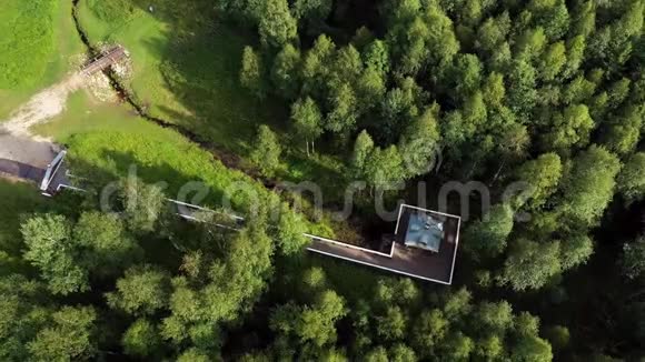 从伏尔加河源头鸟瞰Volgoverkhovye村视频的预览图