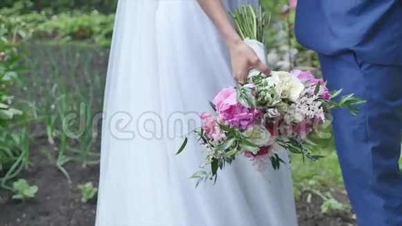 新娘新郎带着花束视频的预览图