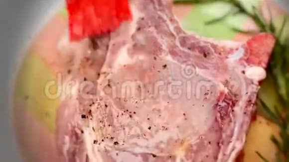在烤架上的大猪排上涂满了烤肉酱视频的预览图