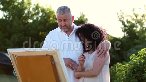 一对成熟的情侣在约会时一起画画视频的预览图