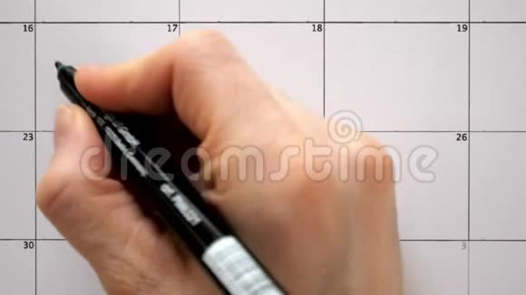 用钢笔在日历上签名画一个假期视频的预览图