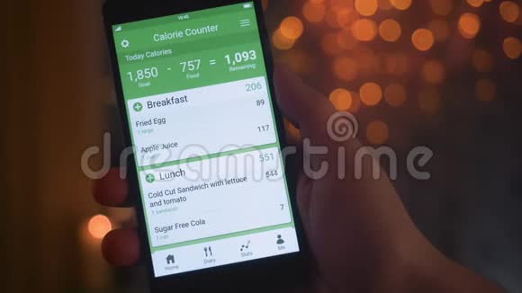 在智能手机上使用卡路里计数应用程序视频的预览图