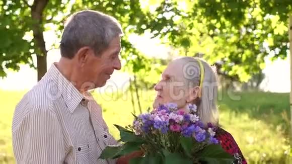 老人夫妇祖父母在公园散步视频的预览图