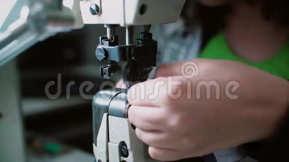 鞋用缝纫机的特写镜头在工厂里用线干活的女人的手4公里视频的预览图