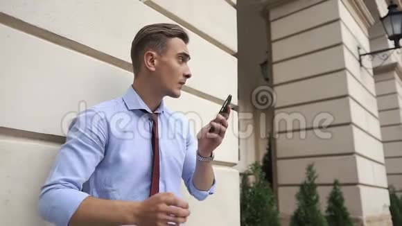 年轻人站在街上打电话视频的预览图