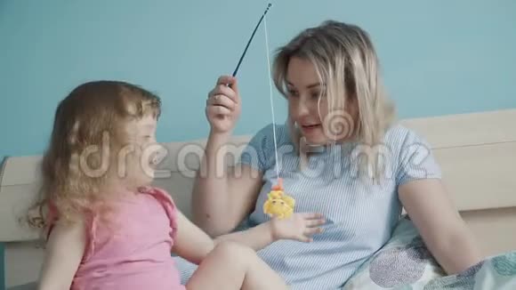 妈妈和小女儿正在床上玩耍视频的预览图
