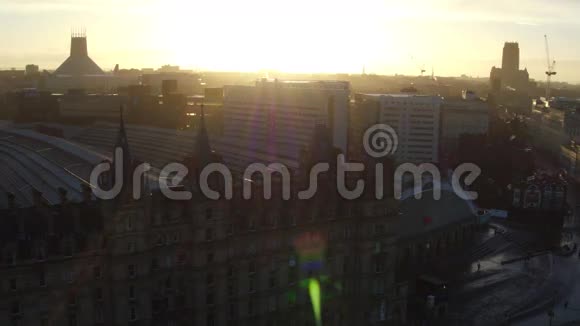太阳升起利物浦市屋顶的Limestreet站视频的预览图