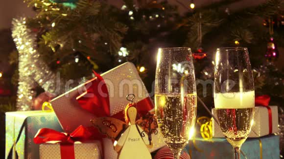 带香槟的酒杯新年和圣诞节装饰4k视频的预览图