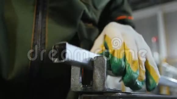 穿制服和固定长金属的工人视频的预览图