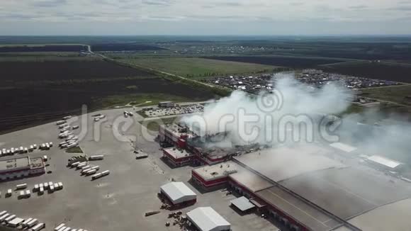 燃烧工业配电仓库的鸟瞰图视频的预览图