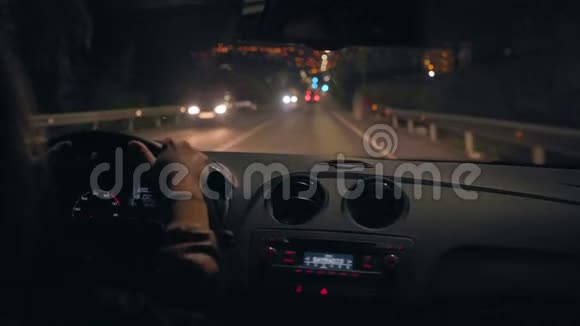 度假村和郊区的夜间驾驶视频的预览图