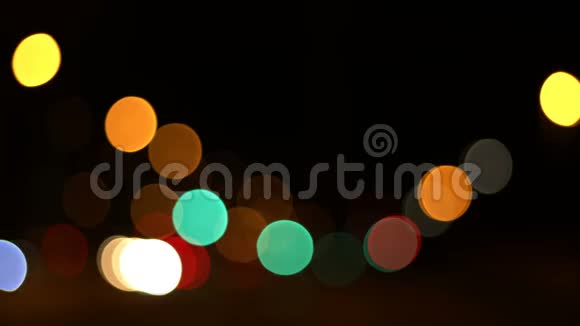 交通车辆在晚上开灯视频的预览图