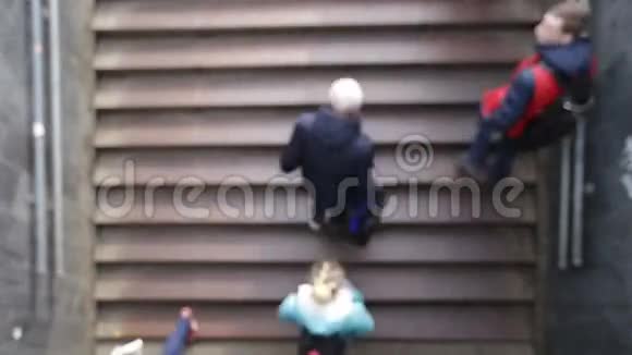 在地铁站的楼梯上行走的人视频的预览图