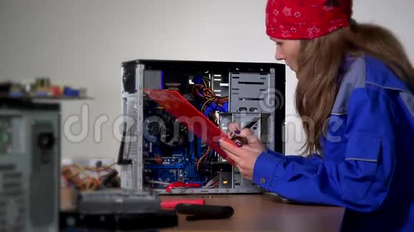 电脑专家女士安装固定电脑内存视频的预览图
