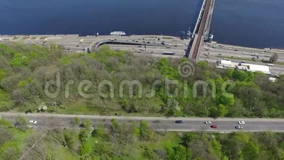 树木河和公路与移动交通城市基辅景观视频的预览图