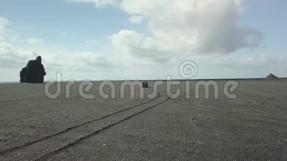 在黑沙无人机镜头下驾驶视频的预览图