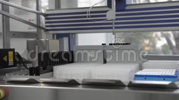 现代医学检验机器人机分子遗传研究实验室PCR视频的预览图