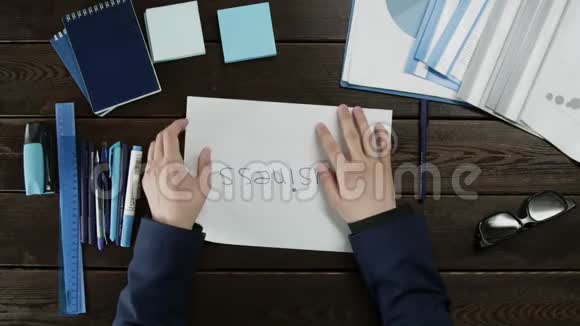 一个制造纸飞机的人的俯视图视频的预览图