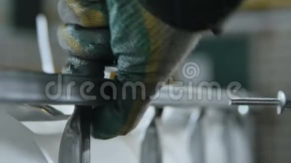 工人手捻成品货柜架视频的预览图
