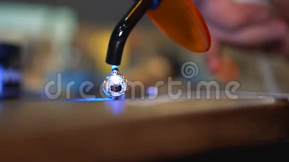 在珠宝商的办公桌上用紫外线照射搪瓷后银环烘干视频的预览图