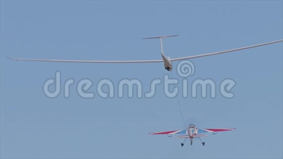 飞机拖曳滑翔机起飞视频的预览图