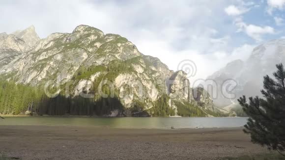意大利PragserWildsee湖和高山上的云层时间推移旅游业视频的预览图