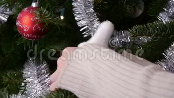一家人准备圣诞节手装饰松树4k视频的预览图