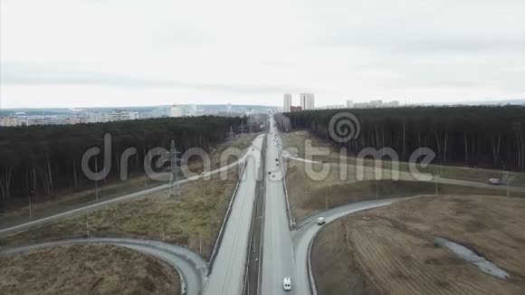 林景观中的公路道路录像在自然的高速公路上的汽车的空中视野公路道路的空中景观视频的预览图