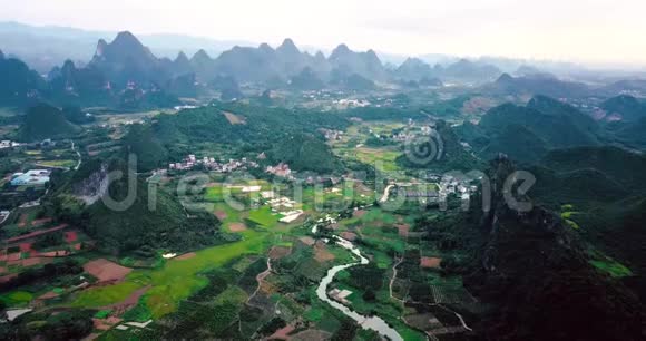 中国阳朔的山地和稻田视频的预览图