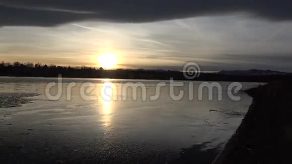 完美的冰湖景观视频的预览图