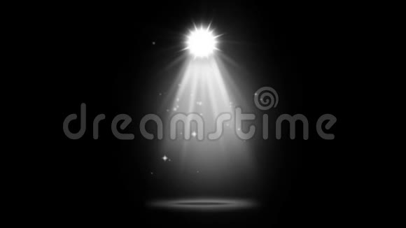 白光光束来自黑色背景上的聚光灯视频的预览图