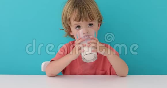 可爱的小男孩在喝牛奶视频的预览图