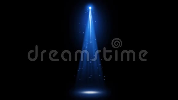 蓝色光束来自黑色背景上的聚光灯视频的预览图