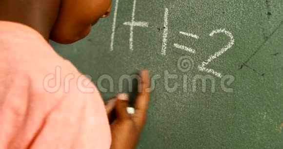 小学生在教室4k黑板上做数学视频的预览图